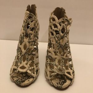 VINCE CAMUTO Sz 9.5 reptile stiletto  heels